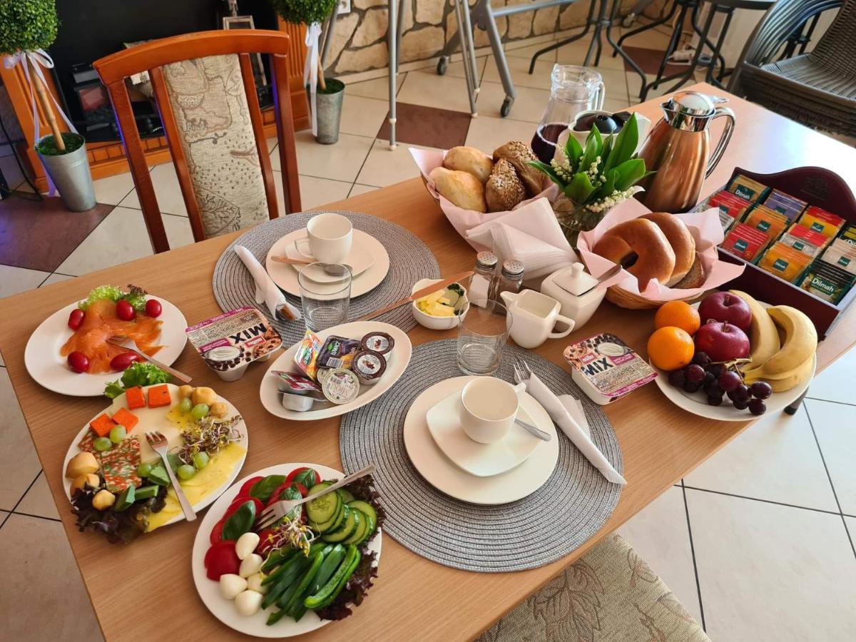 ホテル Restauracja Joanna Gogolin エクステリア 写真
